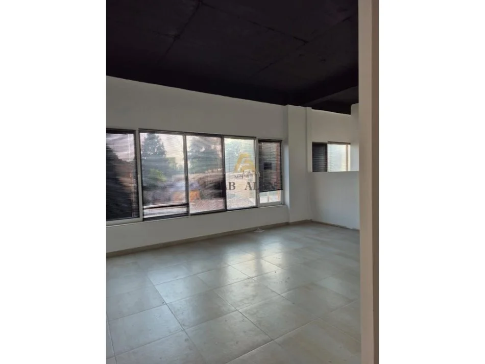 Tirane, jepet me qera ambjent biznesi Kati 1, 115 m² 1.000 € (Shkolla e Bashkuar)