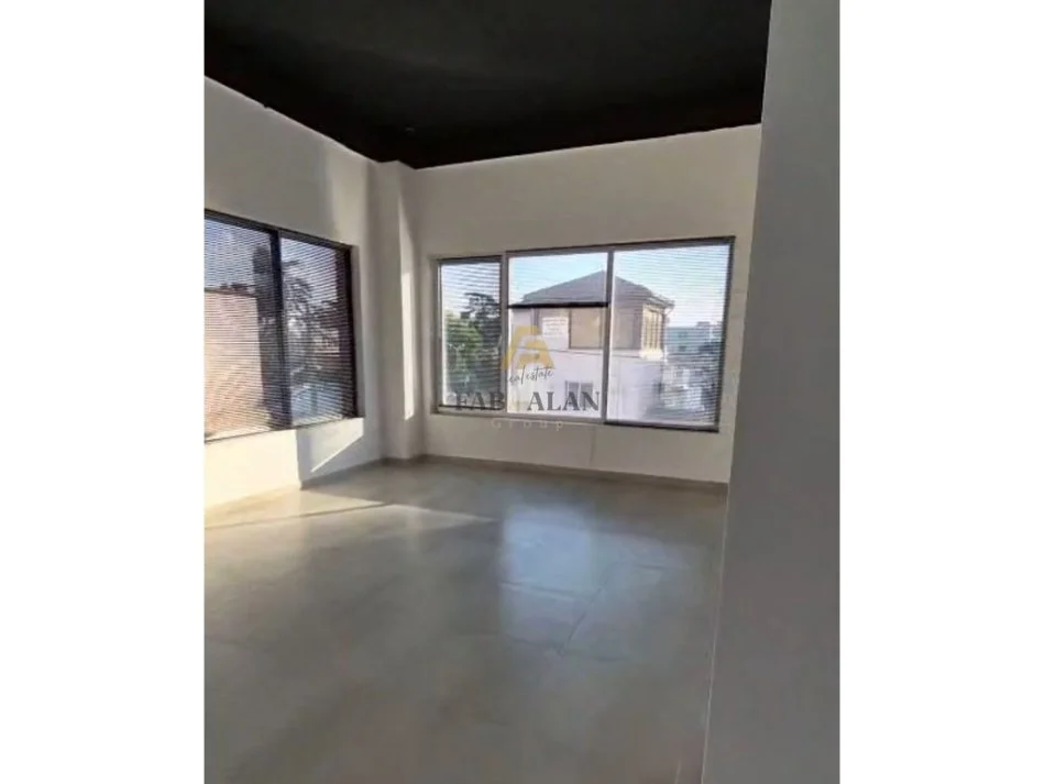 Tirane, jepet me qera ambjent biznesi Kati 1, 115 m² 1.000 € (Shkolla e Bashkuar)