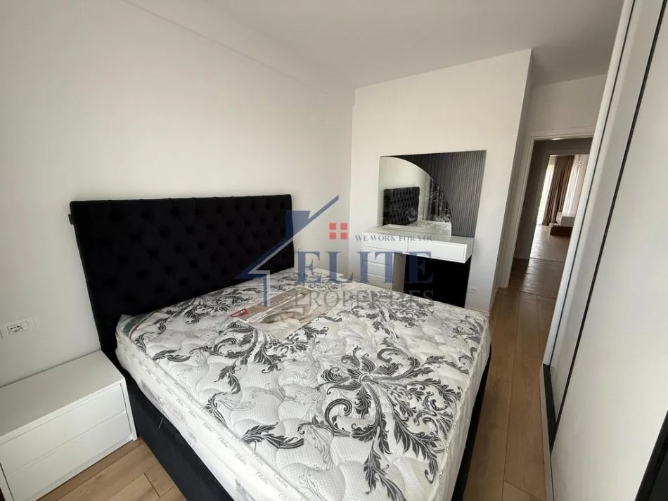 Tirane, jepet me qera apartament 2+1+Ballkon Kati 4, 95 m² 500 € (Univers City)