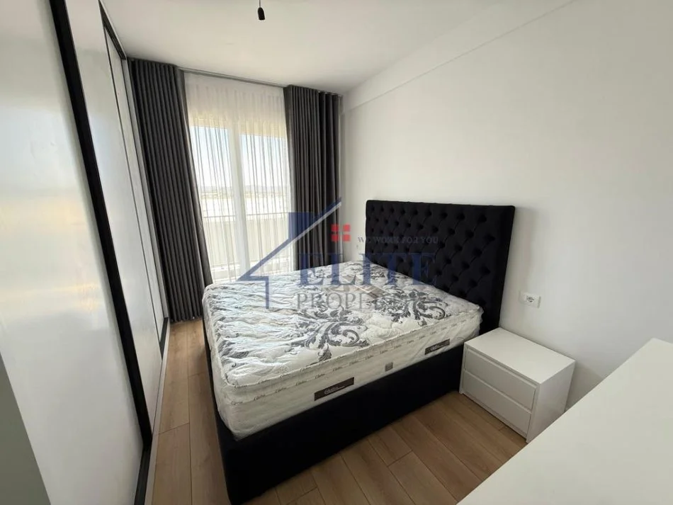 Tirane, jepet me qera apartament 2+1+Ballkon Kati 4, 95 m² 500 € (Univers City)