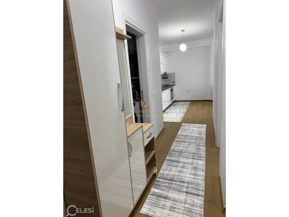 Tirane, jepet me qera apartament 2+1+Ballkon Kati 8, 90 m² 600 € (rruga ndre mjeda)