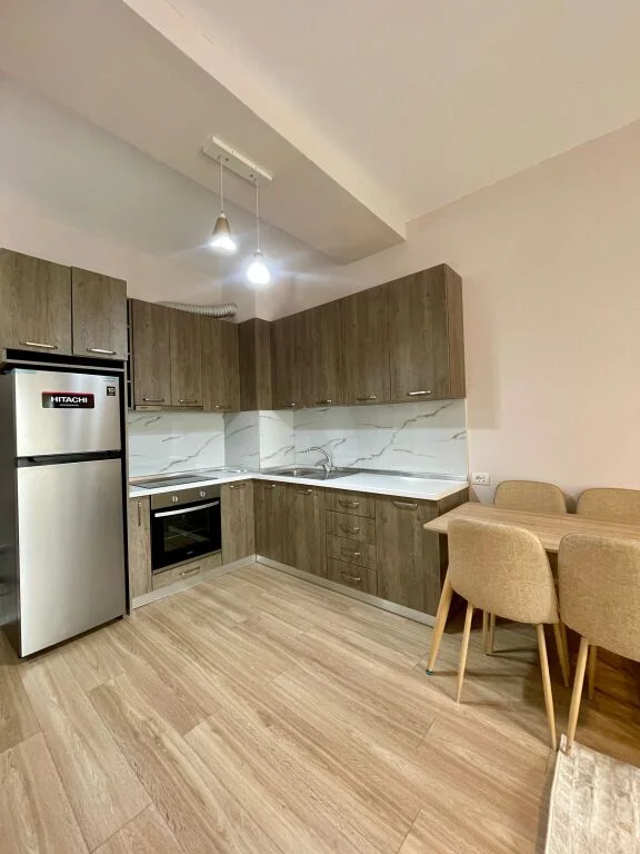 Tirane, jepet me qera apartament 1+1 , 65 m² 642 € (rruga Frosina Plaku)