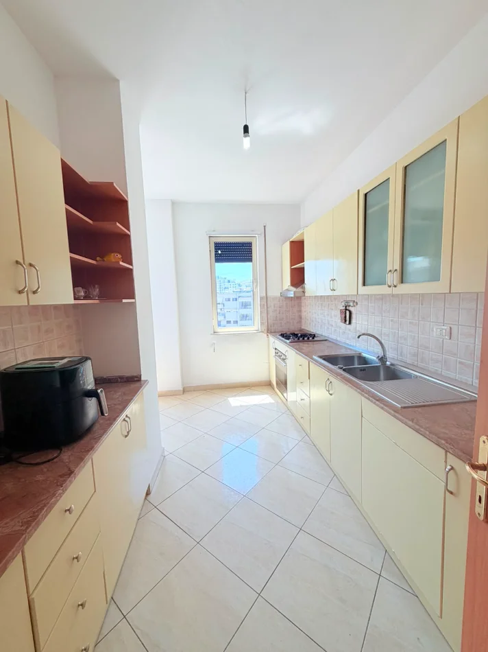 Durres, jepet me qera 3+1+Ballkon Kati 3, 160 m² 600 € (Rruga Egnatia,Durres)