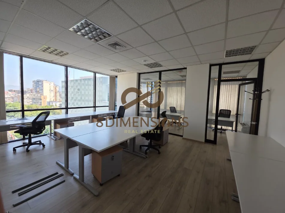 Jepet me qera Ambjenti ne Downtown one, prane Piramides se Tiranes (D828A-43)