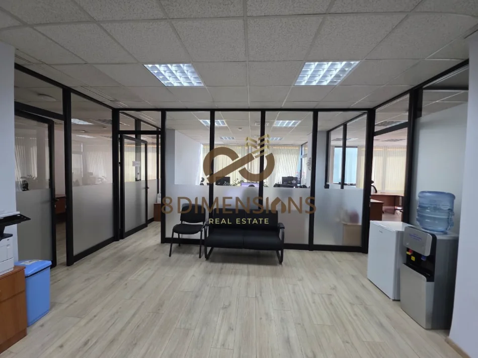 Jepet me qera Ambjenti ne Downtown one, prane Piramides se Tiranes (D828A-42)