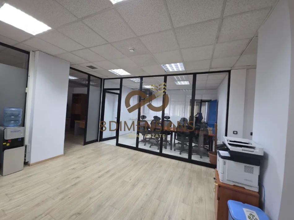 Jepet me qera Ambjenti ne Downtown one, prane Piramides se Tiranes (D828A-42)