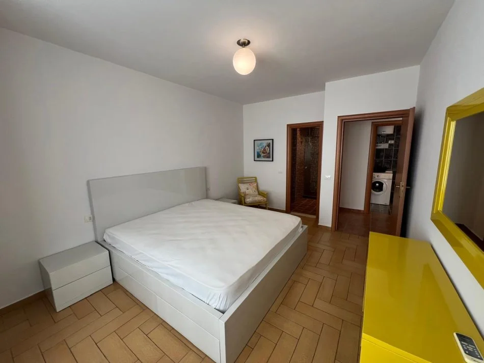 Tirane, jepet me qera apartament 2+1+Ballkon Kati 5, 106 m² 1000 € (Rruga e Kavajes)