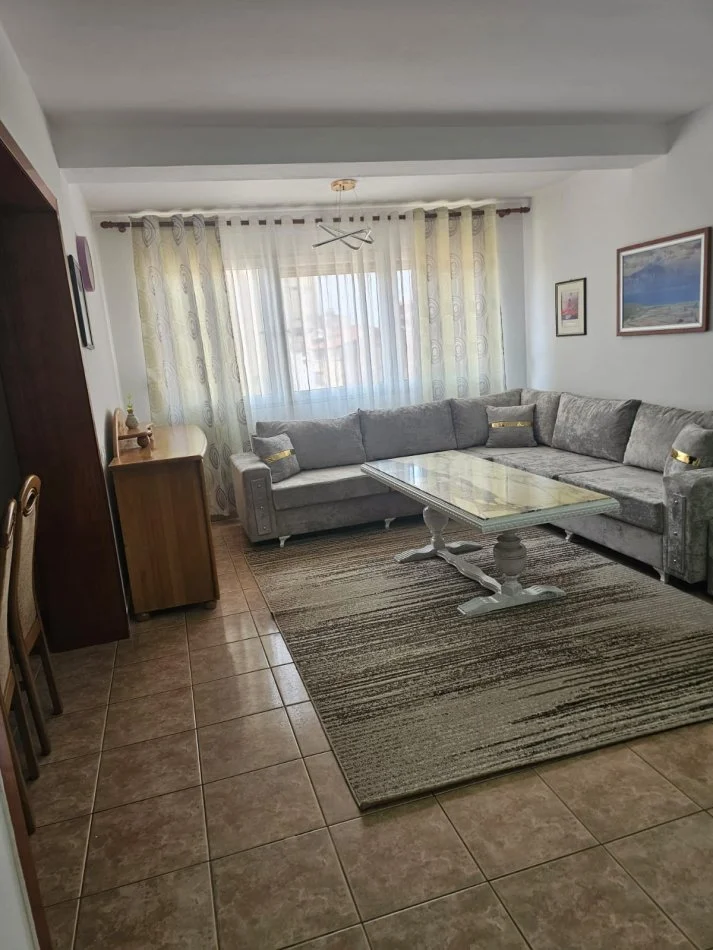 Tirane, jepet me qera apartament 2+1 Kati 6, 100 m² 700 € 
