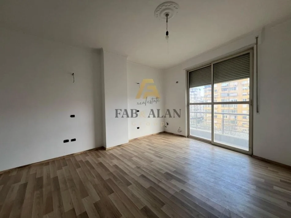 Tirane, shitet apartament 3+1 Kati 4, 139 m² 300.000 € (Liqeni Artificial)
