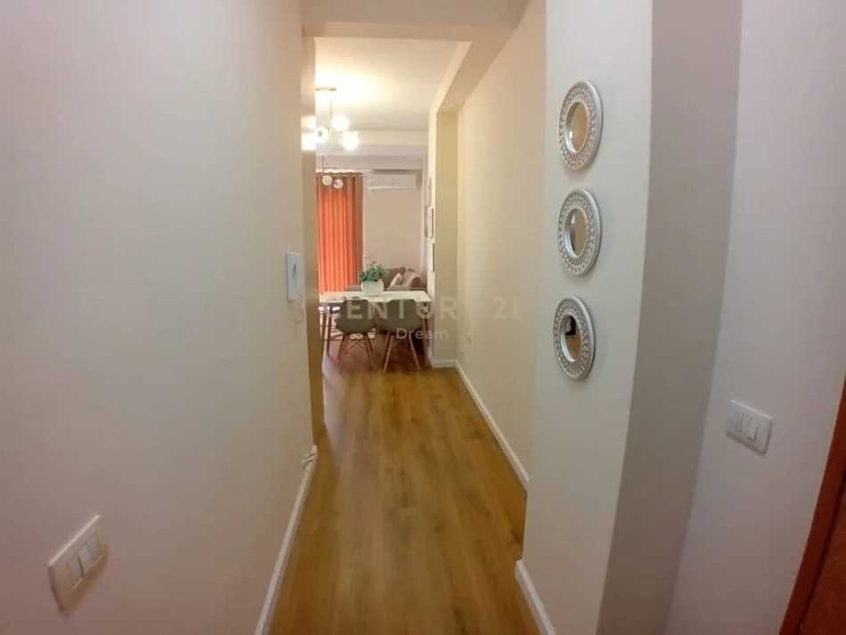 Jepet me Qira Apartament 2+1 prane Selvise !!, 650 euro