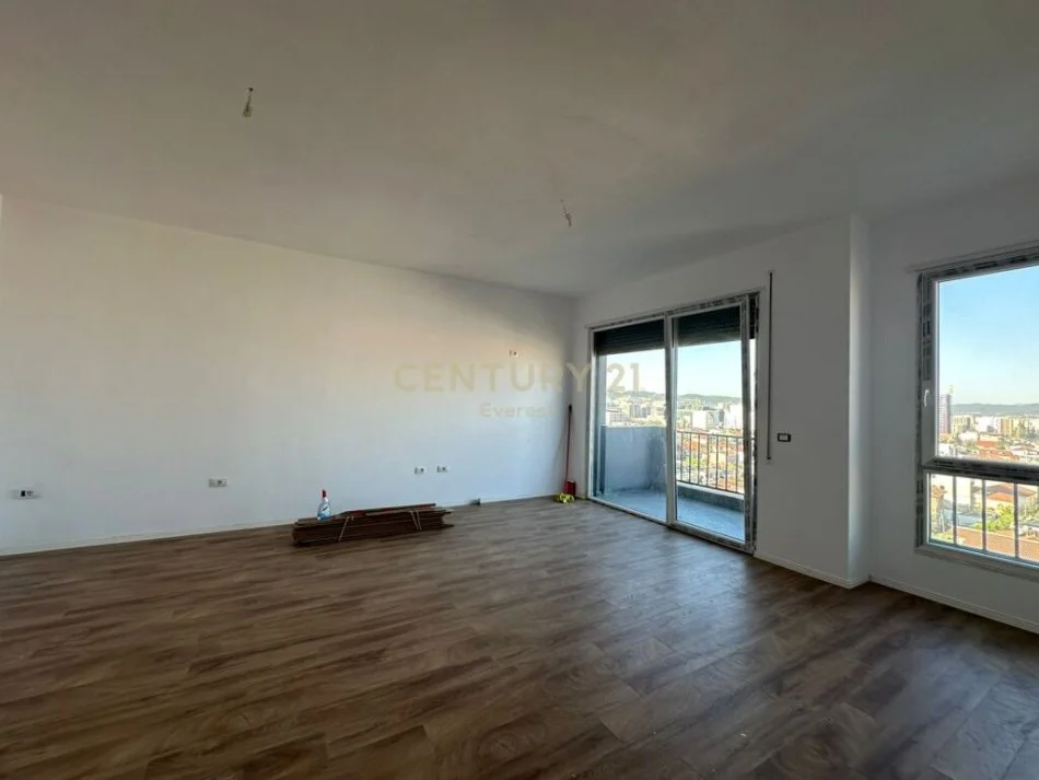 SHESIM APARTAMENT 3+1+2 TEK RRUGA 5 MAJI
