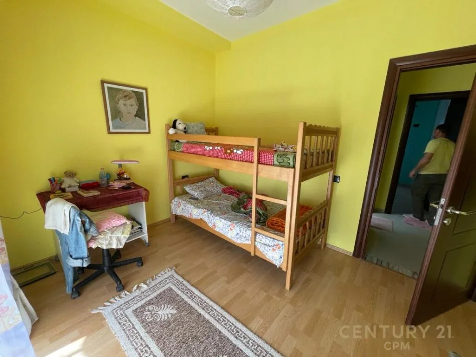 Tirane, jepet me qera apartament 2+1 Kati 2, 145 m² 300 € (Tek Fresku rruga Xhon Belushi)