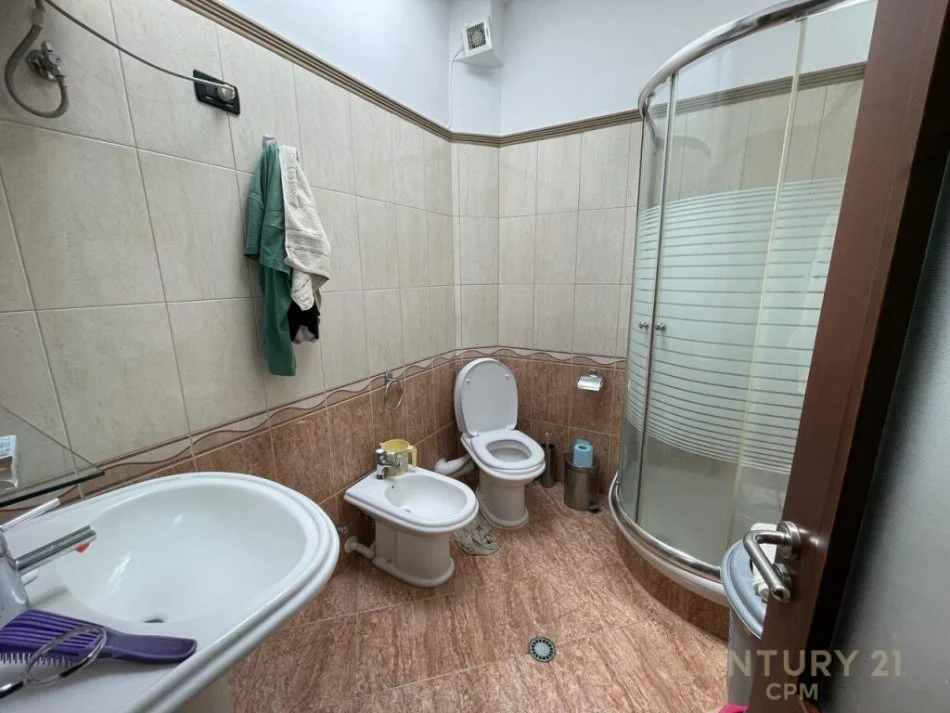 Tirane, jepet me qera apartament 2+1 Kati 2, 145 m² 300 € (Tek Fresku rruga Xhon Belushi)