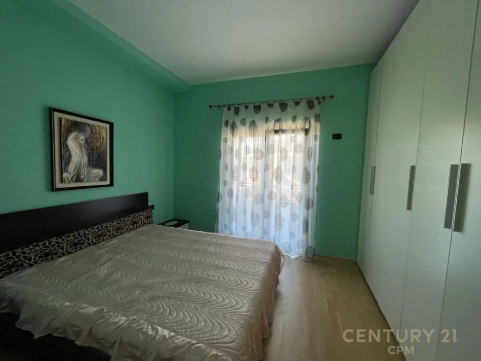 Tirane, jepet me qera apartament 2+1 Kati 2, 145 m² 300 € (Tek Fresku rruga Xhon Belushi)