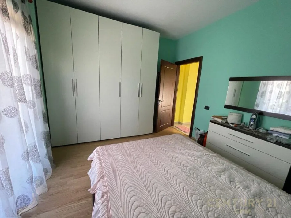 Tirane, jepet me qera apartament 2+1 Kati 2, 145 m² 300 € (Tek Fresku rruga Xhon Belushi)