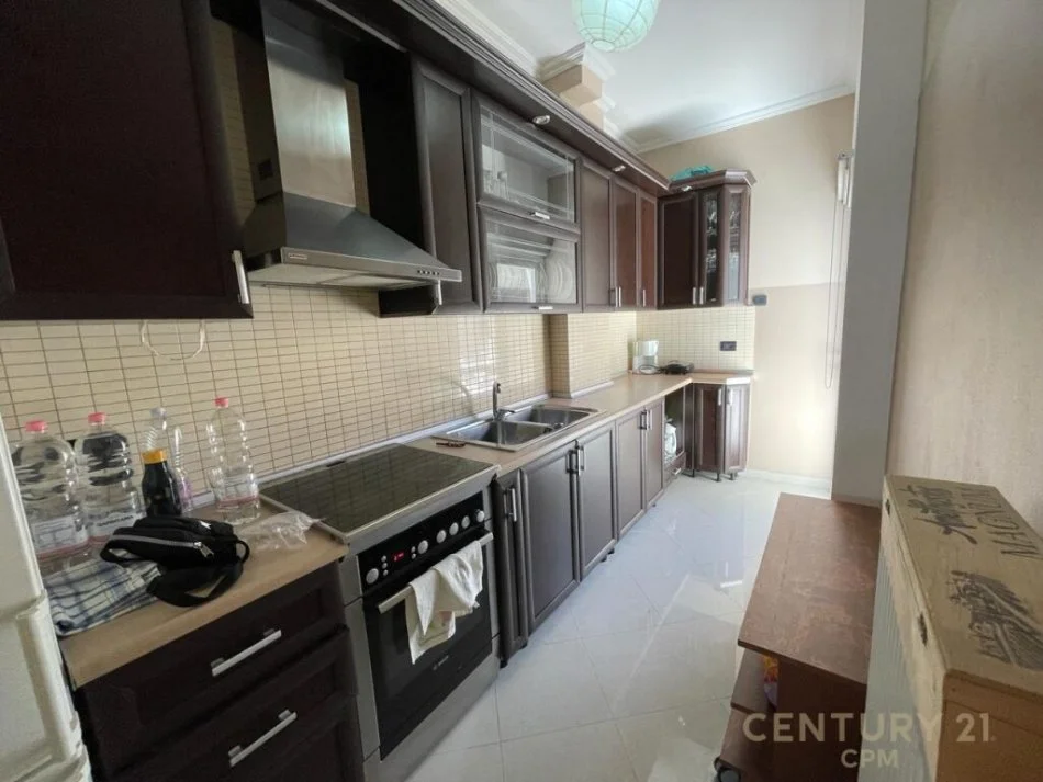 Tirane, jepet me qera apartament 2+1 Kati 2, 145 m² 300 € (Tek Fresku rruga Xhon Belushi)