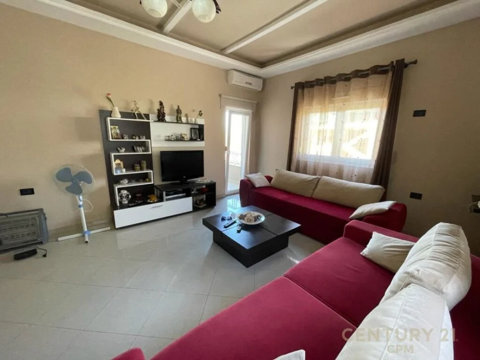 Tirane, jepet me qera apartament 2+1 Kati 2, 145 m² 300 € (Tek Fresku rruga Xhon Belushi)