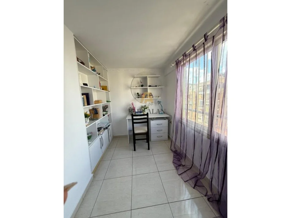 Tirane, shitet apartament 3+1 Kati 8, 140 m² 260.000 € (Liqeni Artificial)