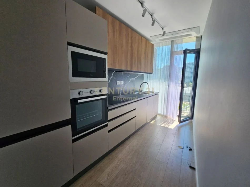 Jepet me qera apartament modern+post parkimi tek rezidenca LakeView!,1000euro