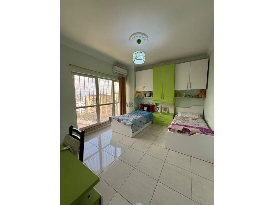 Tirane, shitet apartament 3+1 Kati 8, 140 m² 260.000 € (Liqeni Artificial)