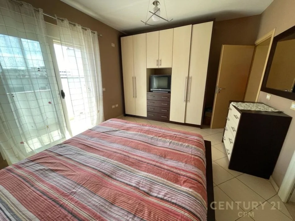 Jepet me qira apartament 2+1+2 tek Materniteti i Ri