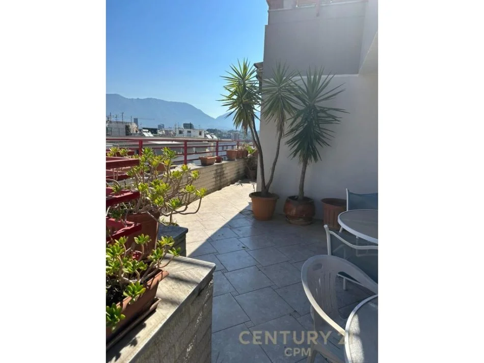 TEK KOMUNA PARISIT, APARTAMENT 2+1 DHE VERANDA ME QERA !, 650euro