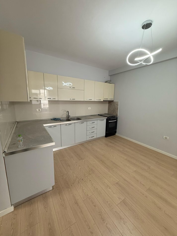 Tirane, shitet apartament 2+1+Ballkon Kati 1, 92 m² 128.000 € (Yzberisht)