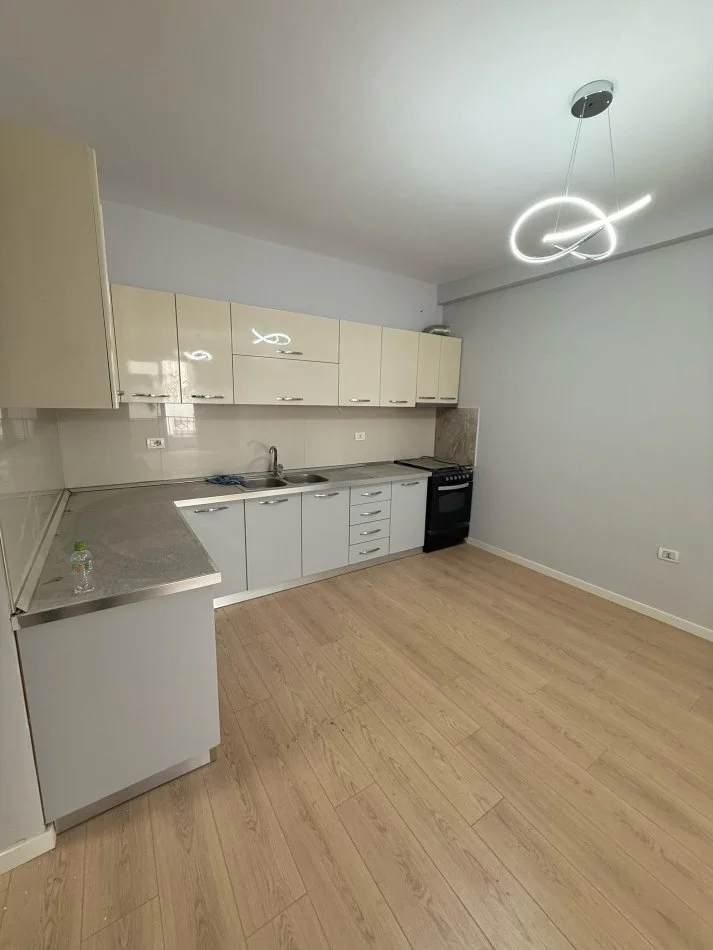 Tirane, shitet apartament 2+1+Ballkon Kati 1, 92 m² 128.000 € (Yzberisht)