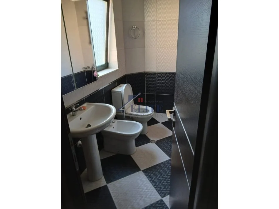 Tirane, jepet me qera shtepi 2+1+Ballkon Kati 2, 100 m² 400 € (Shkoze)