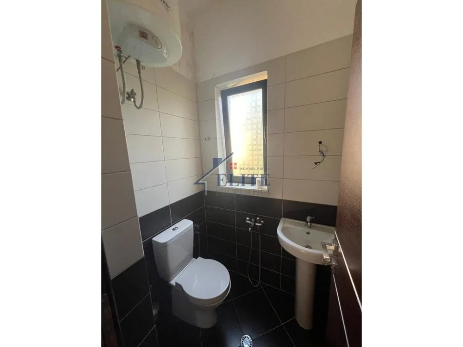 Tirane, jepet me qera shtepi 2+1+Ballkon Kati 2, 100 m² 400 € (Shkoze)