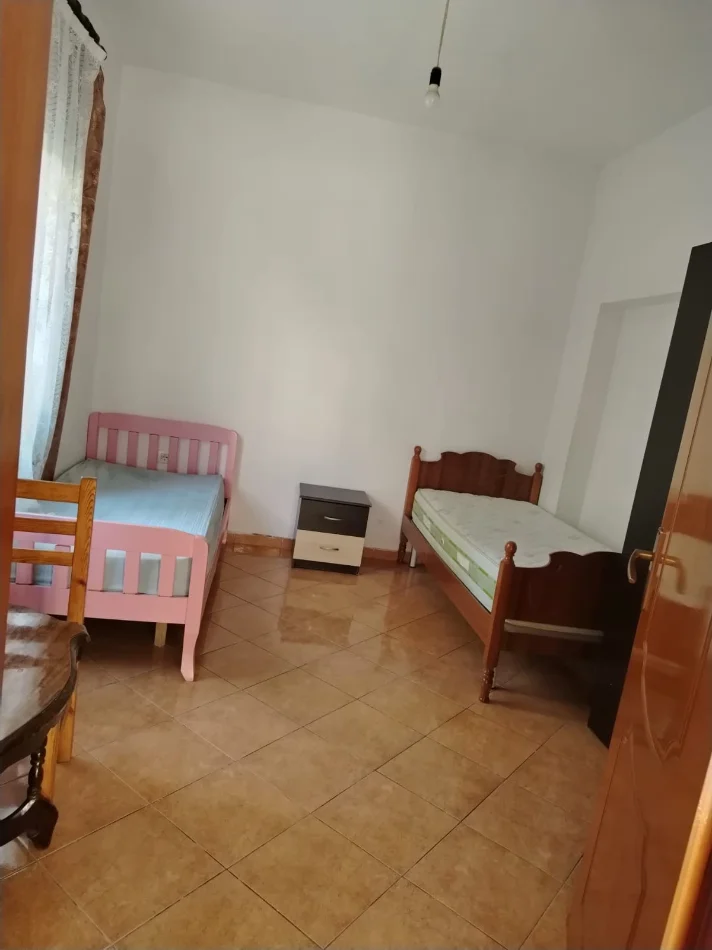 Tirane, jepet me qera Vile 1+1 Kati 1, 40 m² 400 € (rruga at zef pellumbi)