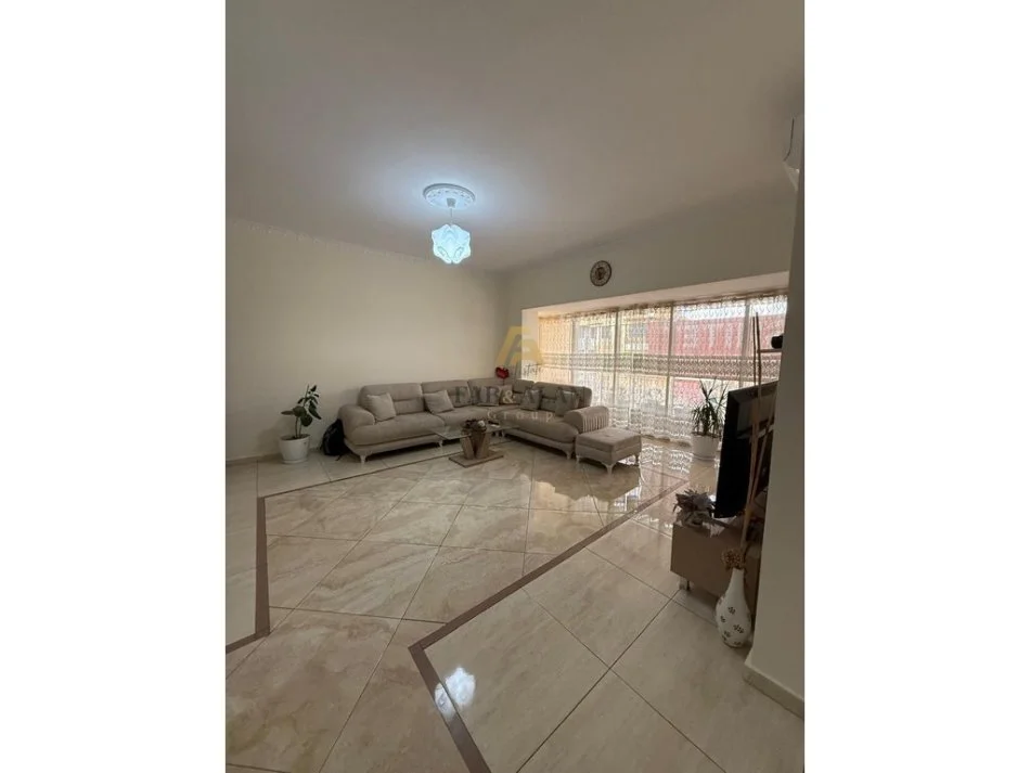 Tirane, shitet apartament 3+1 Kati 8, 140 m² 260.000 € (Liqeni Artificial)