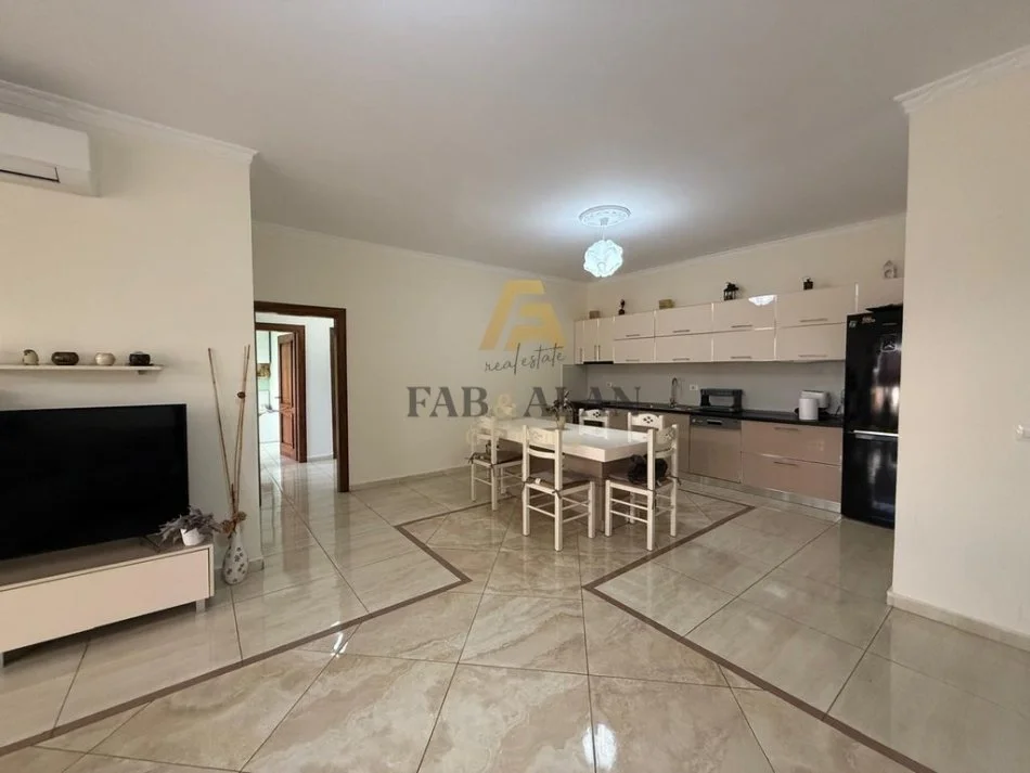 Tirane, shitet apartament 3+1 Kati 8, 140 m² 260.000 € (Liqeni Artificial)