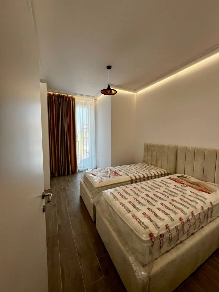 Tirane, jepet me qera apartament 2+1+Ballkon Kati 4, 100 m² 900 € (Pazari i ri)