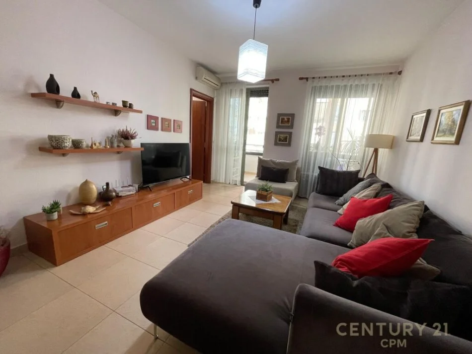 TEK KOMUNA E PARISIT SHESIM APARTAMENT 2+1+2 TUALETE !