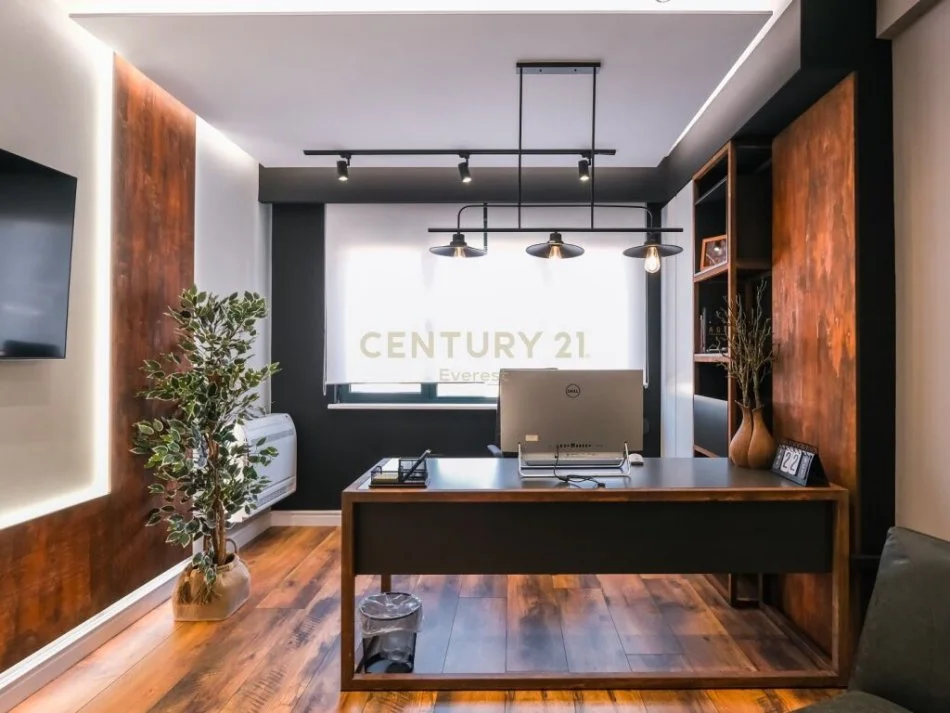 Tirane, shitet 3+1+Ballkon, , 140 m² 325,000 € (ish blloku)