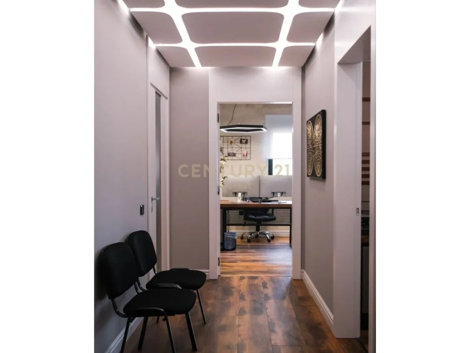 Tirane, shitet 3+1+Ballkon, , 140 m² 325,000 € (ish blloku)