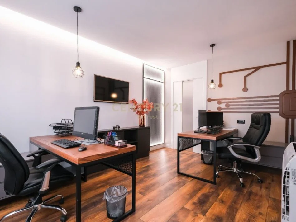 Tirane, shitet 3+1+Ballkon, , 140 m² 325,000 € (ish blloku)