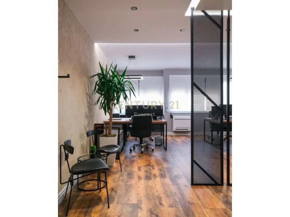 Tirane, shitet 3+1+Ballkon, , 140 m² 325,000 € (ish blloku)