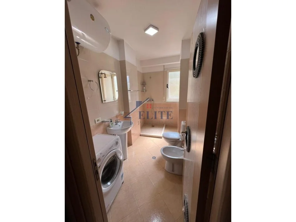 Tirane, jepet me qera apartament 1+1+Ballkon Kati 2, 80 m² 560 € (Rruga Peti)