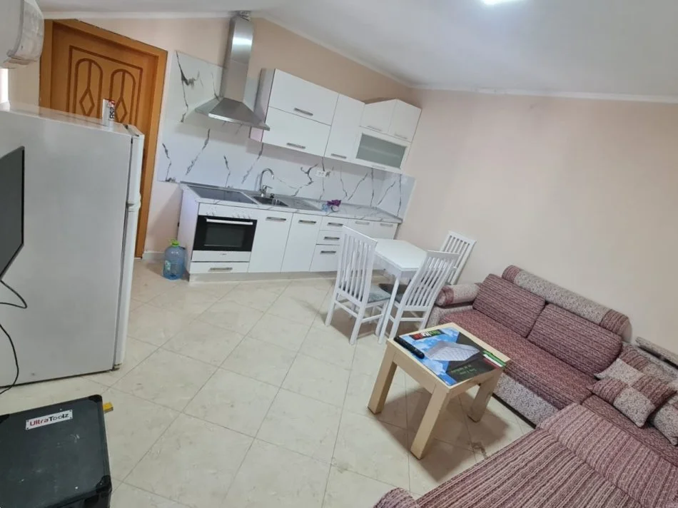 Tirane, jepet me qera apartament 1+1+Ballkon Kati 3, 58 m² 350 € (kinostudio)