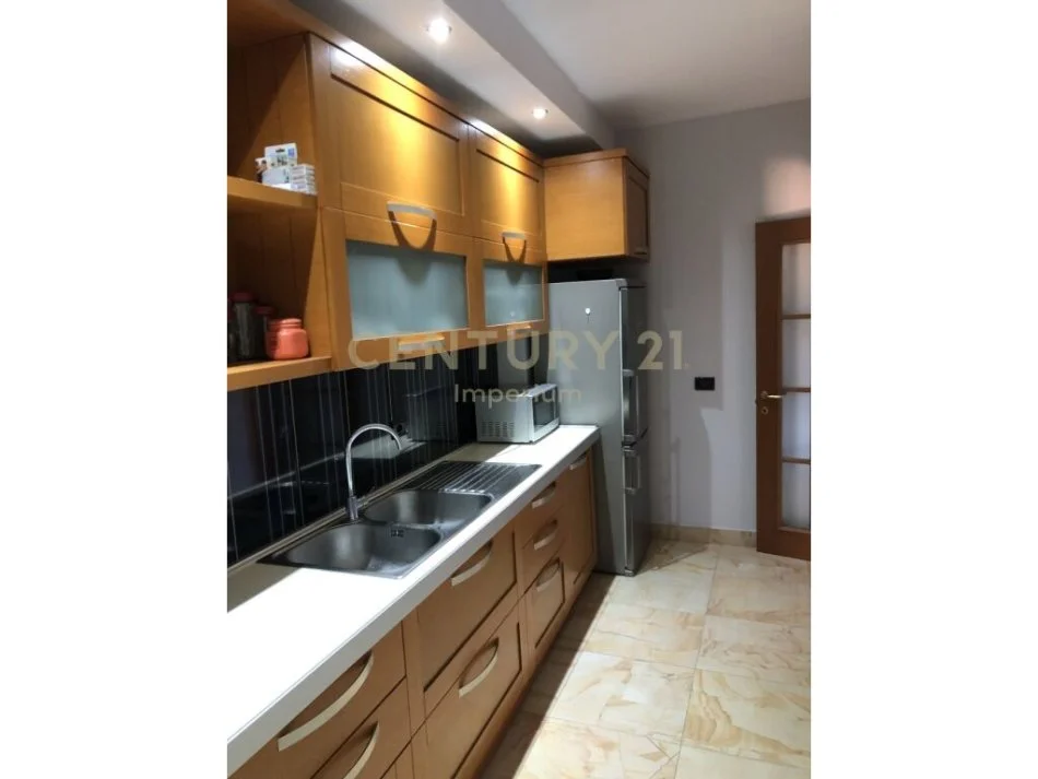 Apartament 3+1+2+depo ne zonen e Myslym Shyrit!, 1300euro