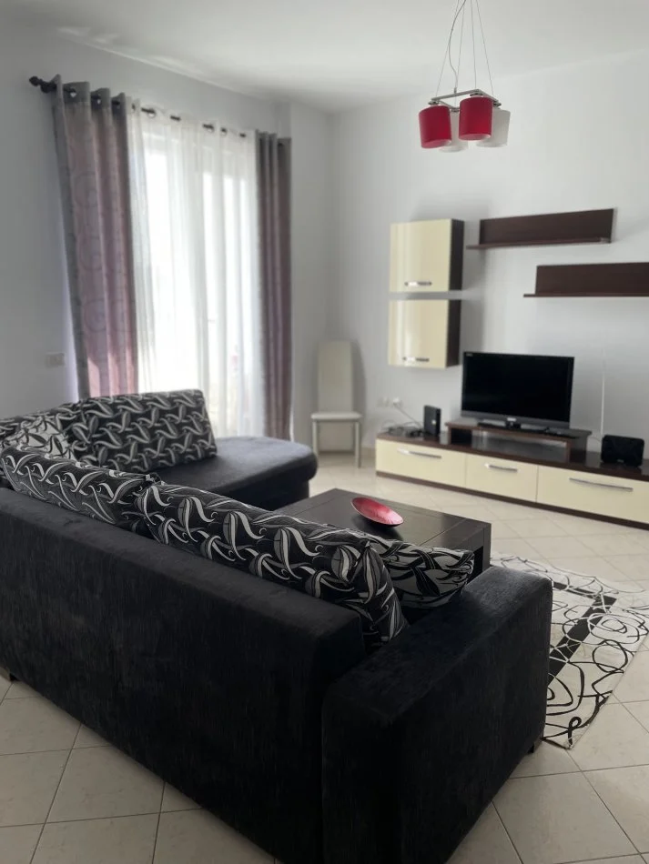 Tirane, jepet me qera apartament 2+1+Ballkon Kati 3, 90 m² 500 € (Tregu i ri elektrik)