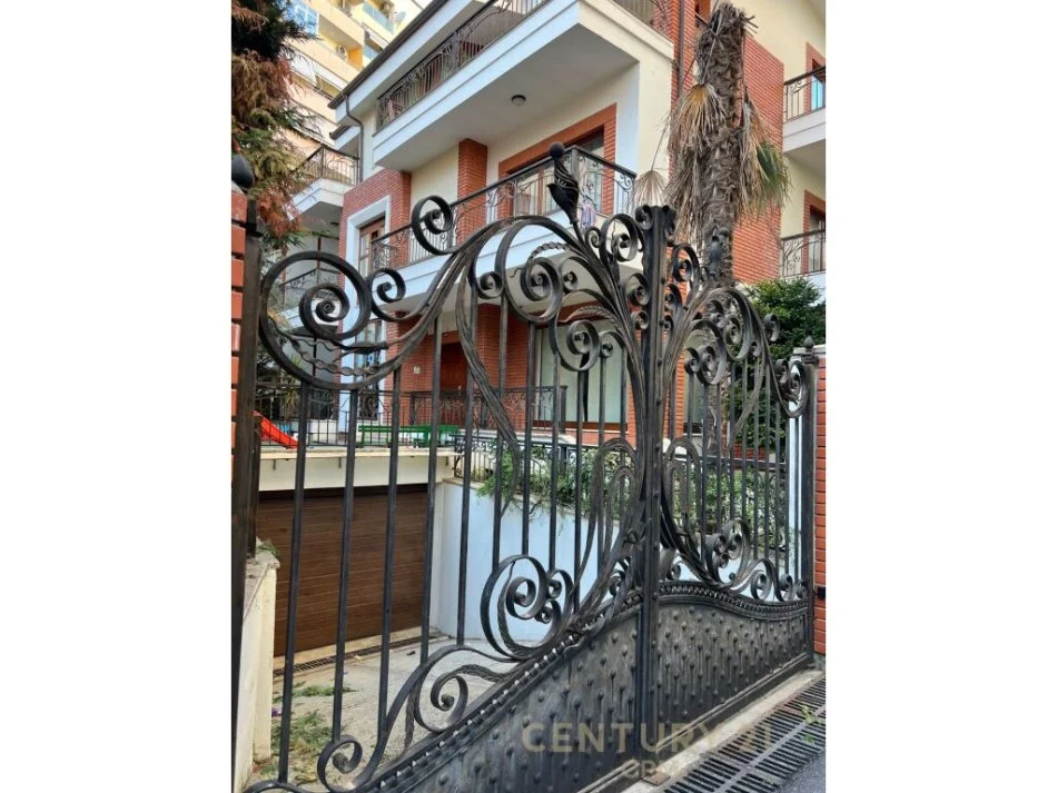 Tirane, jepet me qera Vile 3 Katshe, Kati 3, 620 m² 3,800 € (Kompleksi olimpik/ Komuna e Parisit)