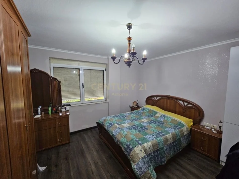 SHITET APARTAMENT 3+1+2 NE UNAZE, TE ISH RESTORANT DURRESI
