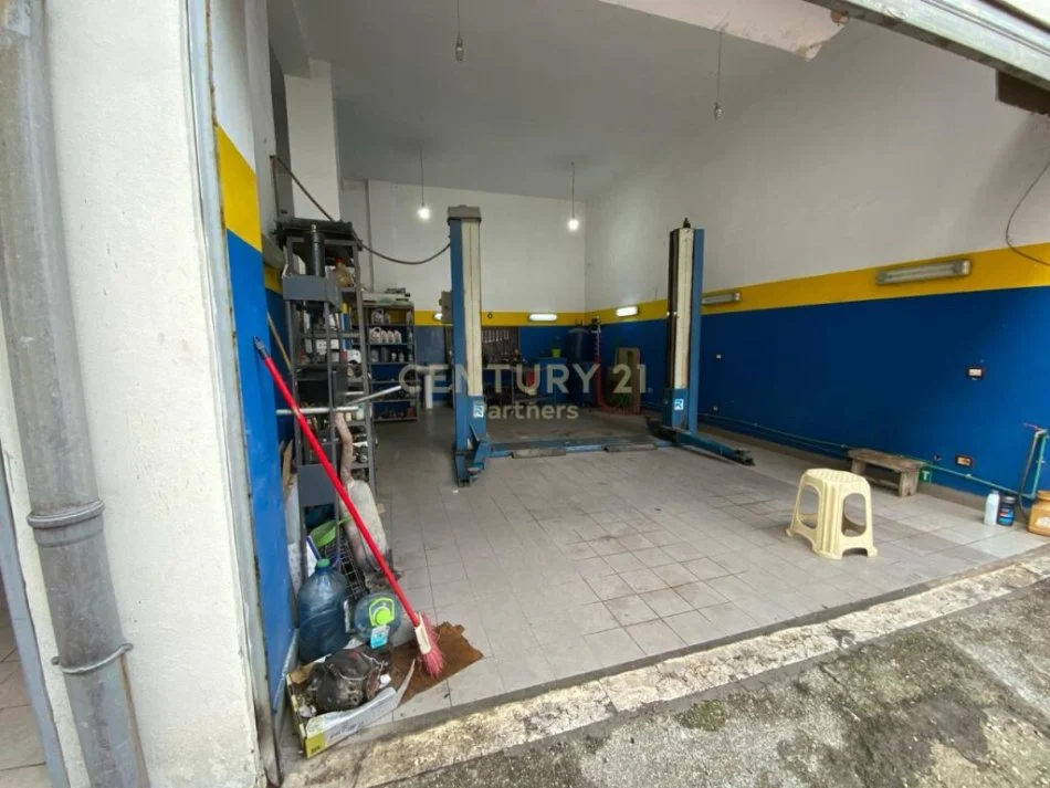 Tirane, shitet ambjent biznesi Kati 0, 73 m² 258.000 € (Komunes se Parisit)