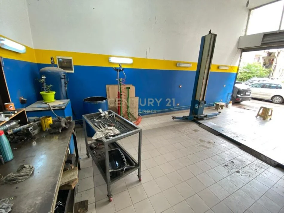 Tirane, shitet ambjent biznesi Kati 0, 73 m² 258.000 € (Komunes se Parisit)