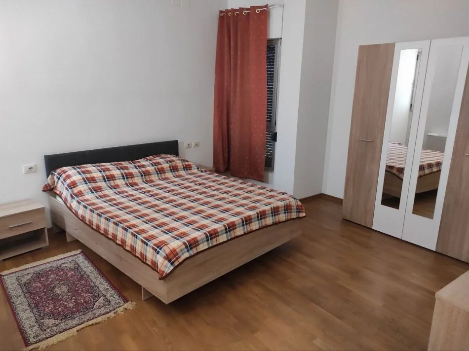 Tirane, jepet me qera apartament 3+1+Ballkon Kati 2, 120 m² 650 € (rruga Peti)