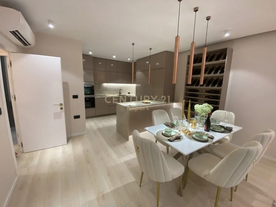 Tirane, jepet me qera apartament 2+1 Kati 9, 120 m² 1.800 € (bllok)