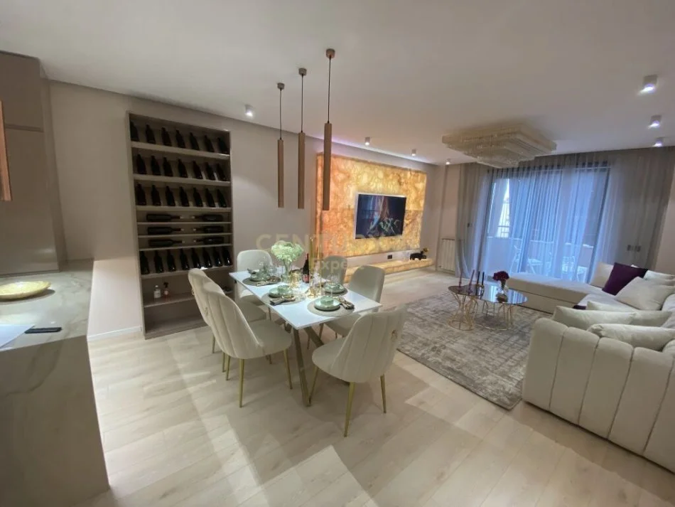 Tirane, jepet me qera apartament 2+1 Kati 9, 120 m² 1.800 € (bllok)